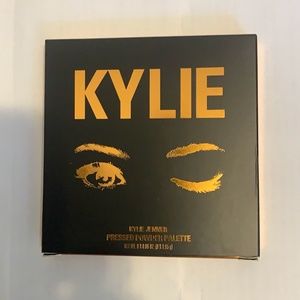 KYLIE * KYLIE JENNER PRESSED POWDER PALETTE